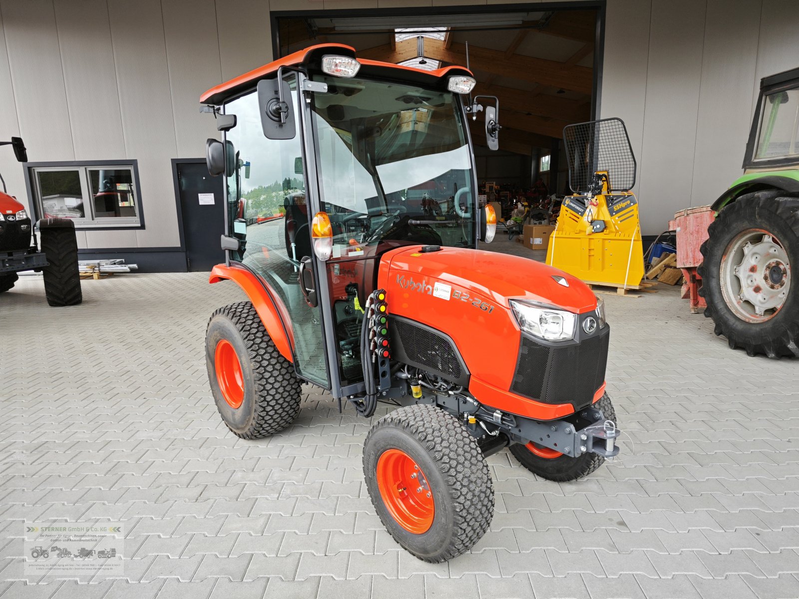 Kommunaltraktor des Typs Kubota B2-261 H CAB, Neumaschine in Eging am See (Bild 1)