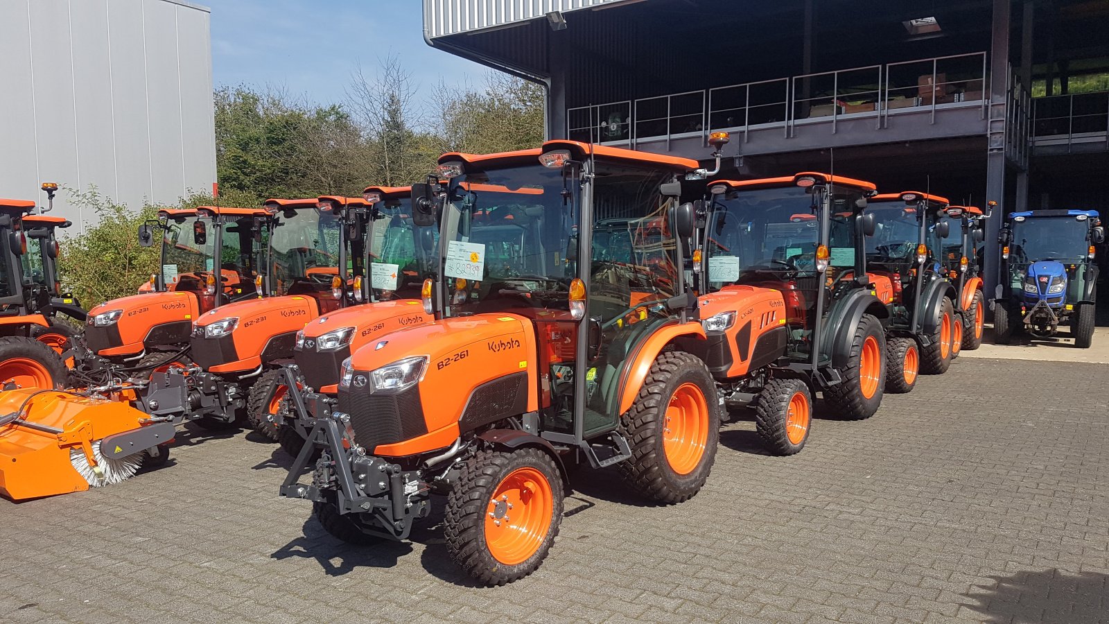 Kommunaltraktor of the type Kubota B2-261 H CAB, Neumaschine in Olpe (Picture 1)