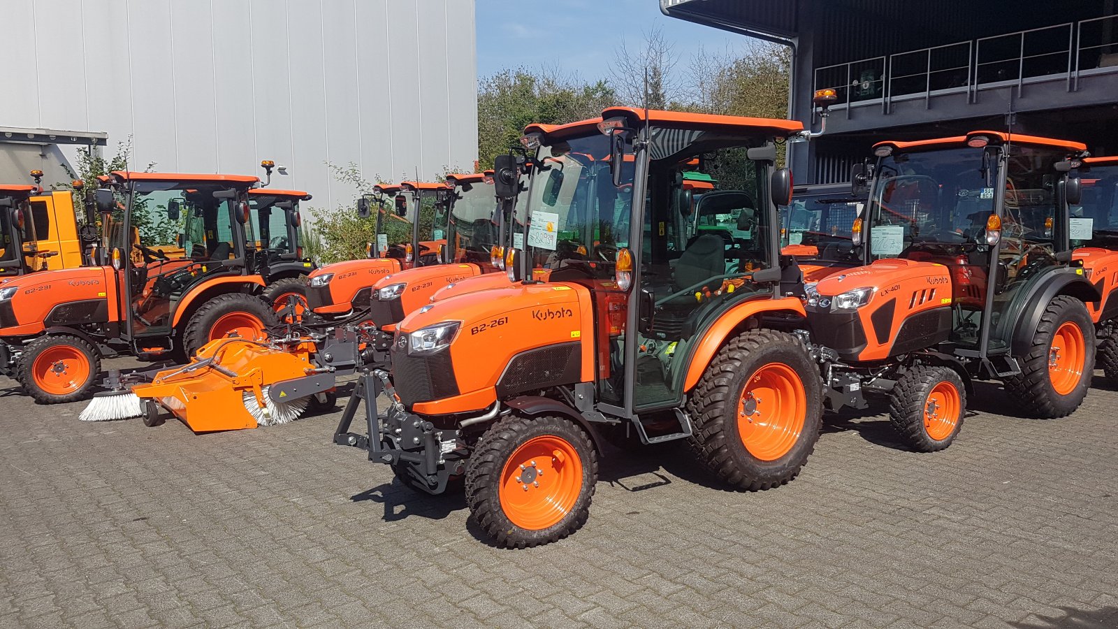 Kommunaltraktor of the type Kubota B2-261 H CAB, Neumaschine in Olpe (Picture 2)