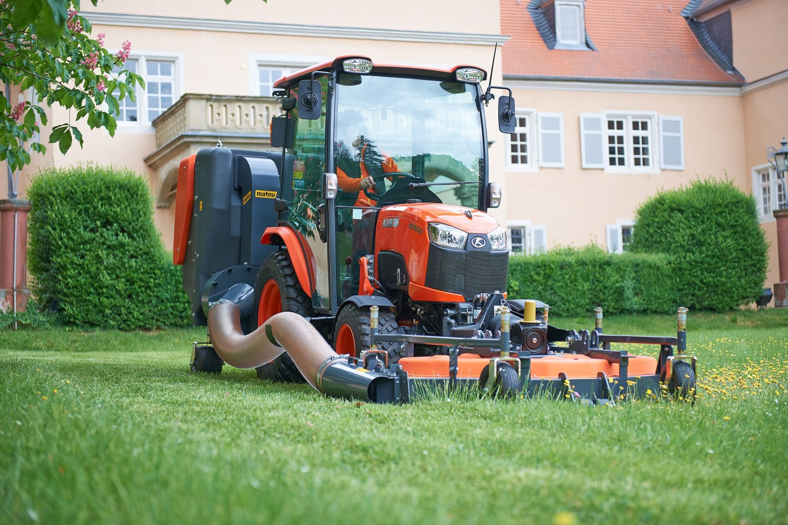 Kommunaltraktor of the type Kubota B2-261 H CAB, Neumaschine in Olpe (Picture 8)