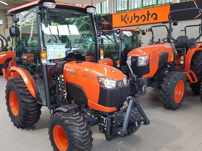 Kommunaltraktor Türe ait Kubota B2-261 H CAB, Neumaschine içinde Olpe (resim 1)