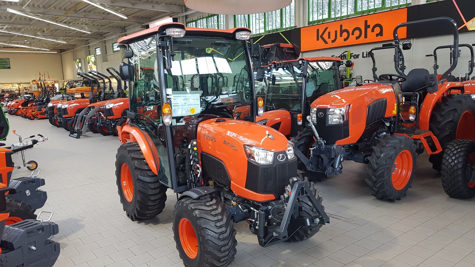 Kommunaltraktor des Typs Kubota B2-261 H CAB, Neumaschine in Olpe (Bild 2)