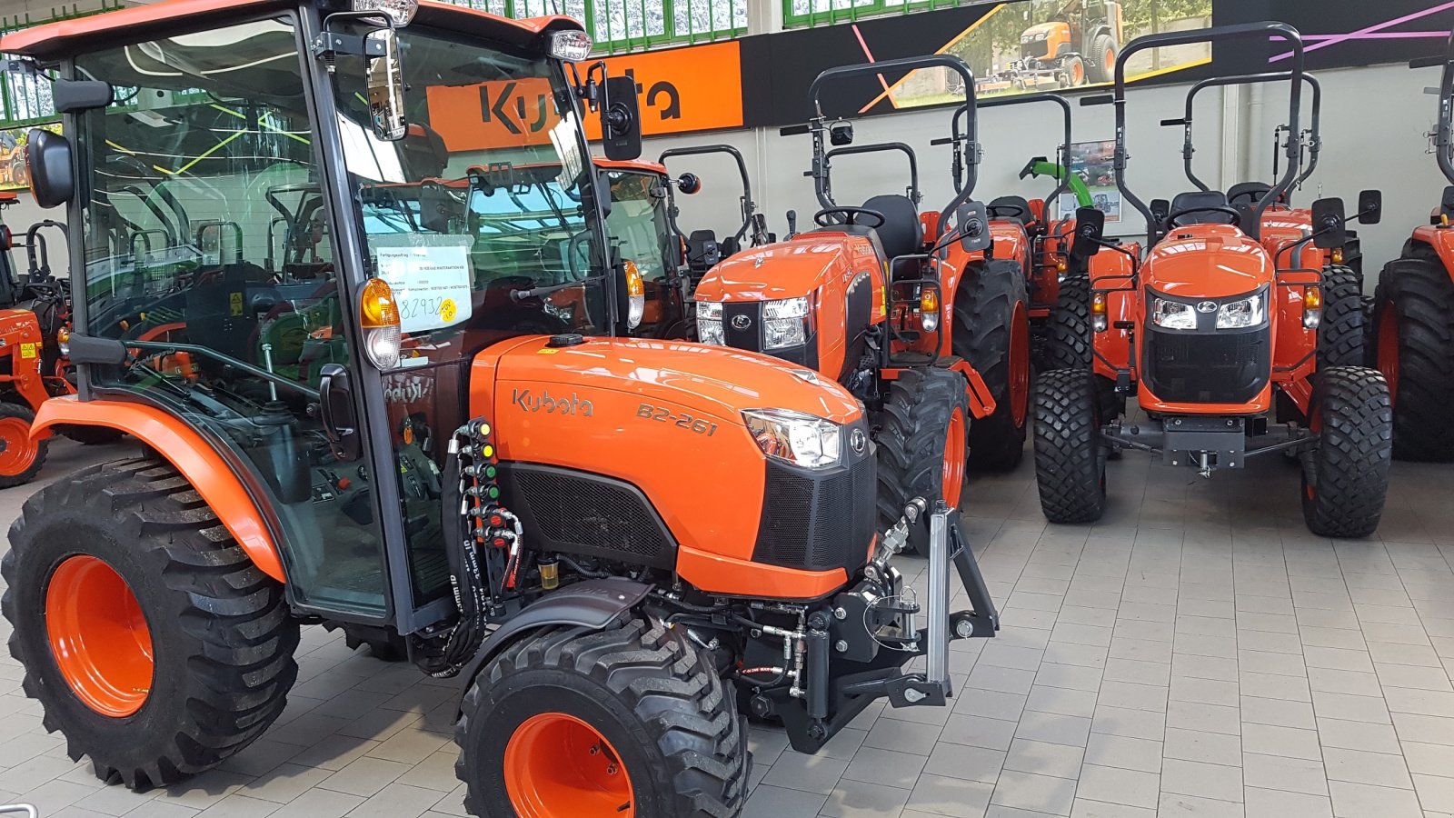 Kommunaltraktor des Typs Kubota B2-261 H CAB, Neumaschine in Olpe (Bild 3)