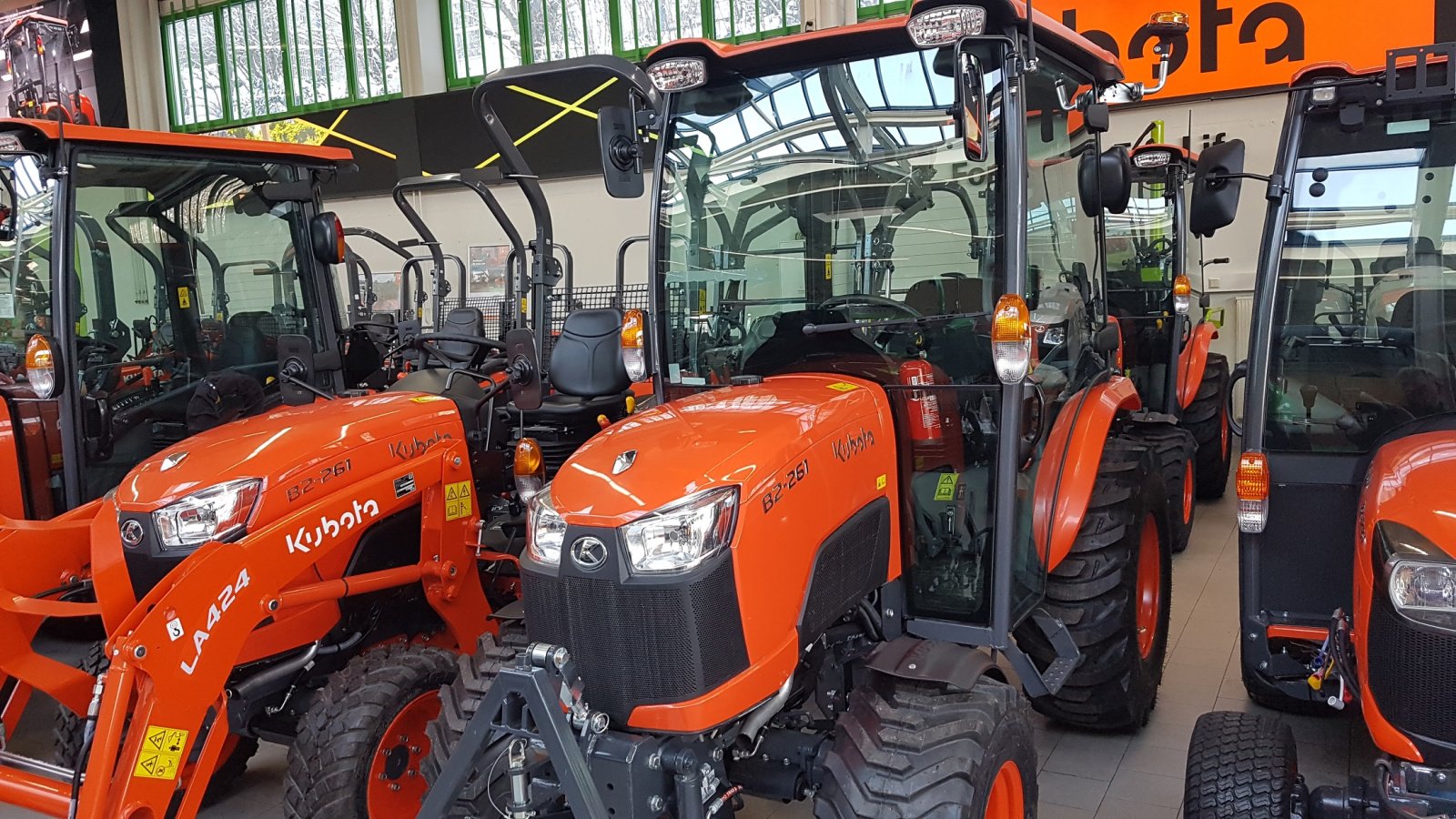 Kommunaltraktor des Typs Kubota B2-261 H CAB, Neumaschine in Olpe (Bild 4)