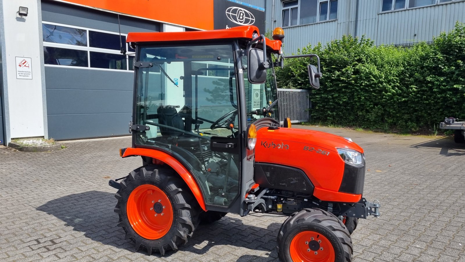 Kommunaltraktor van het type Kubota B2-261 H, Neumaschine in Olpe (Foto 3)