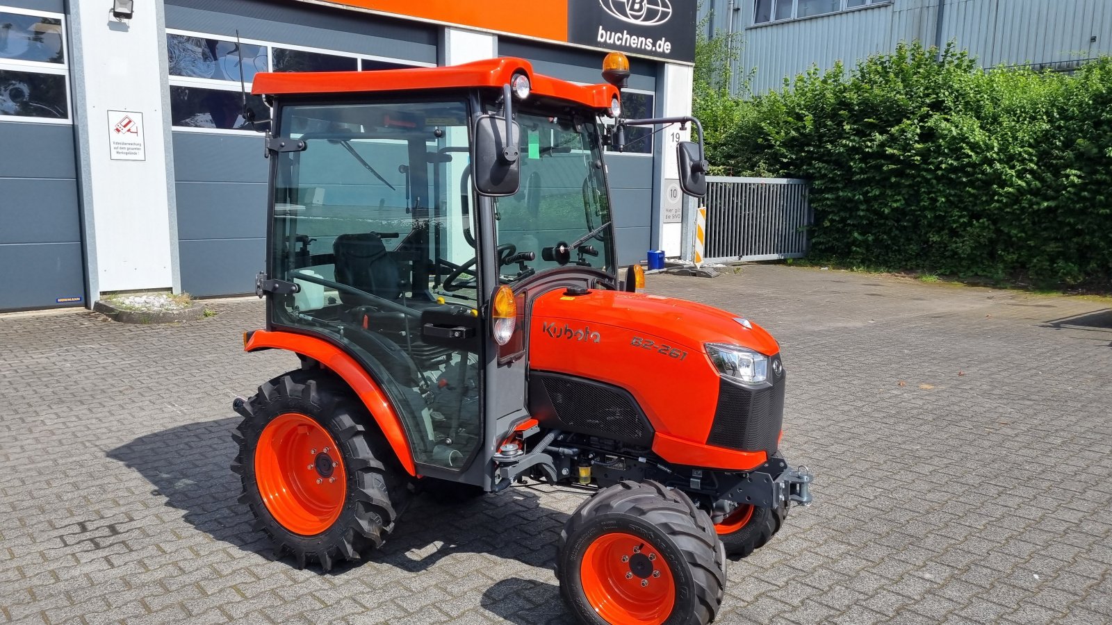 Kommunaltraktor van het type Kubota B2-261 H, Neumaschine in Olpe (Foto 4)