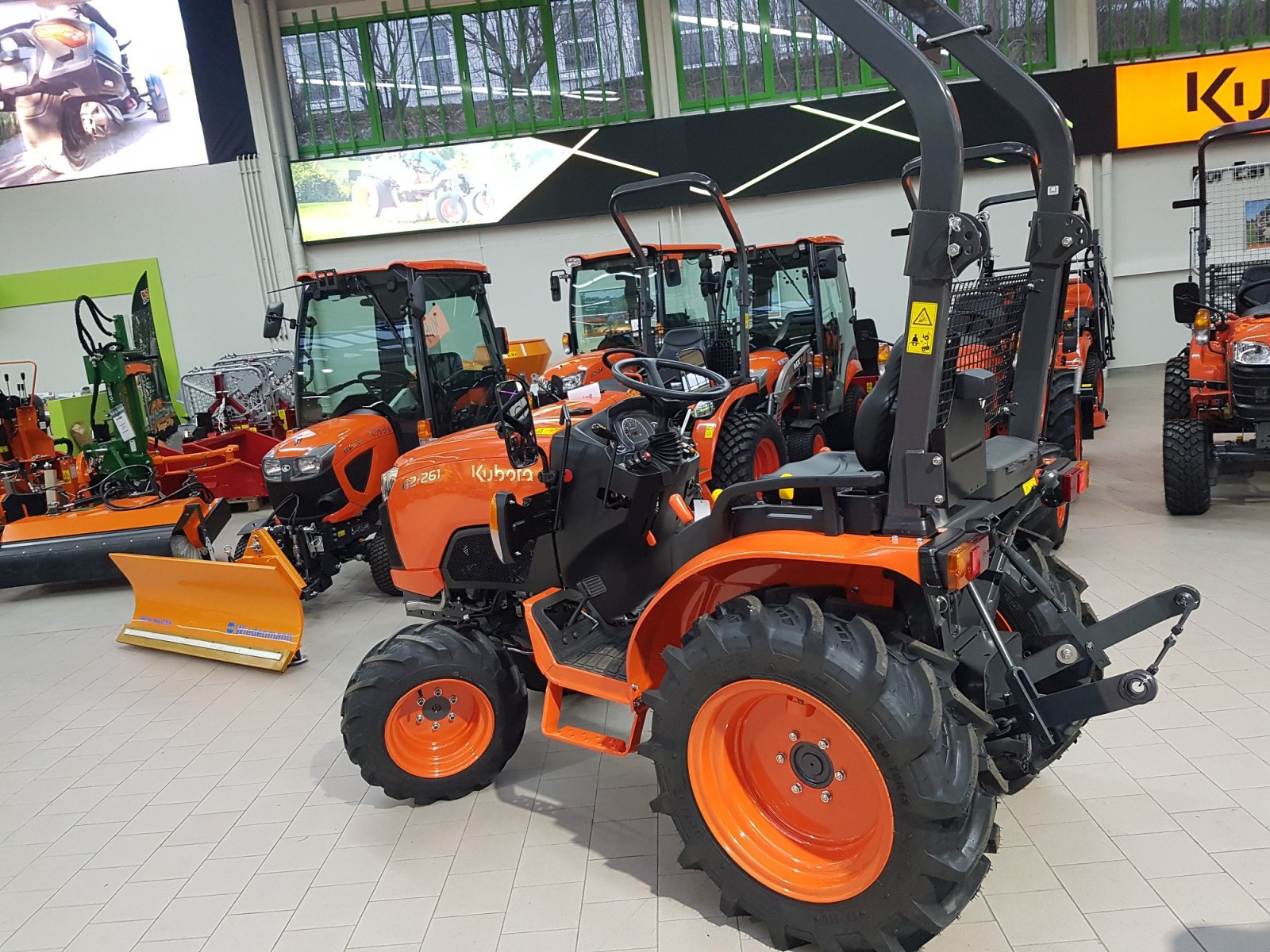 Kommunaltraktor of the type Kubota B2-261D, Neumaschine in Olpe (Picture 4)