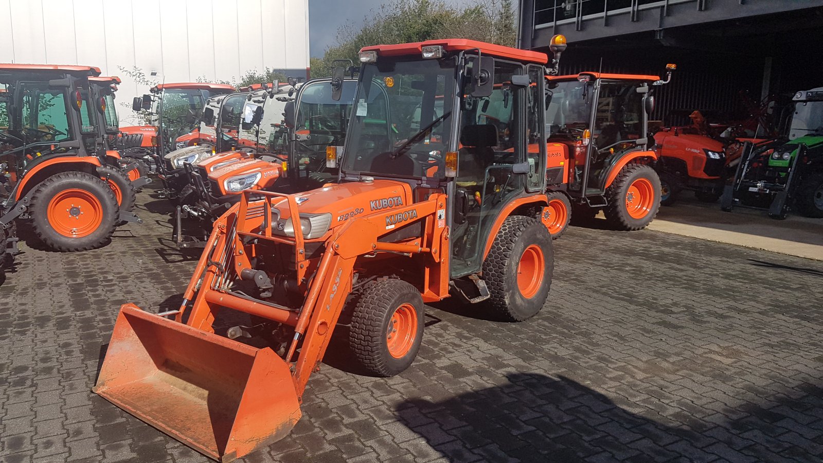 Kommunaltraktor of the type Kubota B2230 CAB, Gebrauchtmaschine in Olpe (Picture 1)