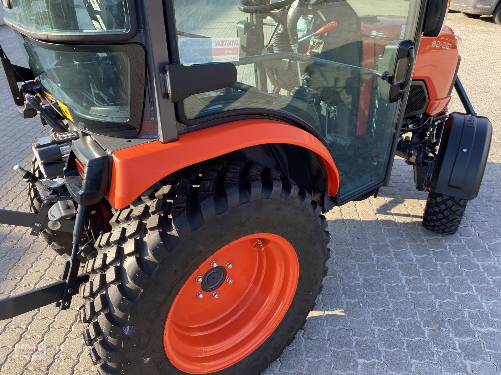 Kommunaltraktor des Typs Kubota B2261 CAB, Neumaschine in Mainburg/Wambach (Bild 7)