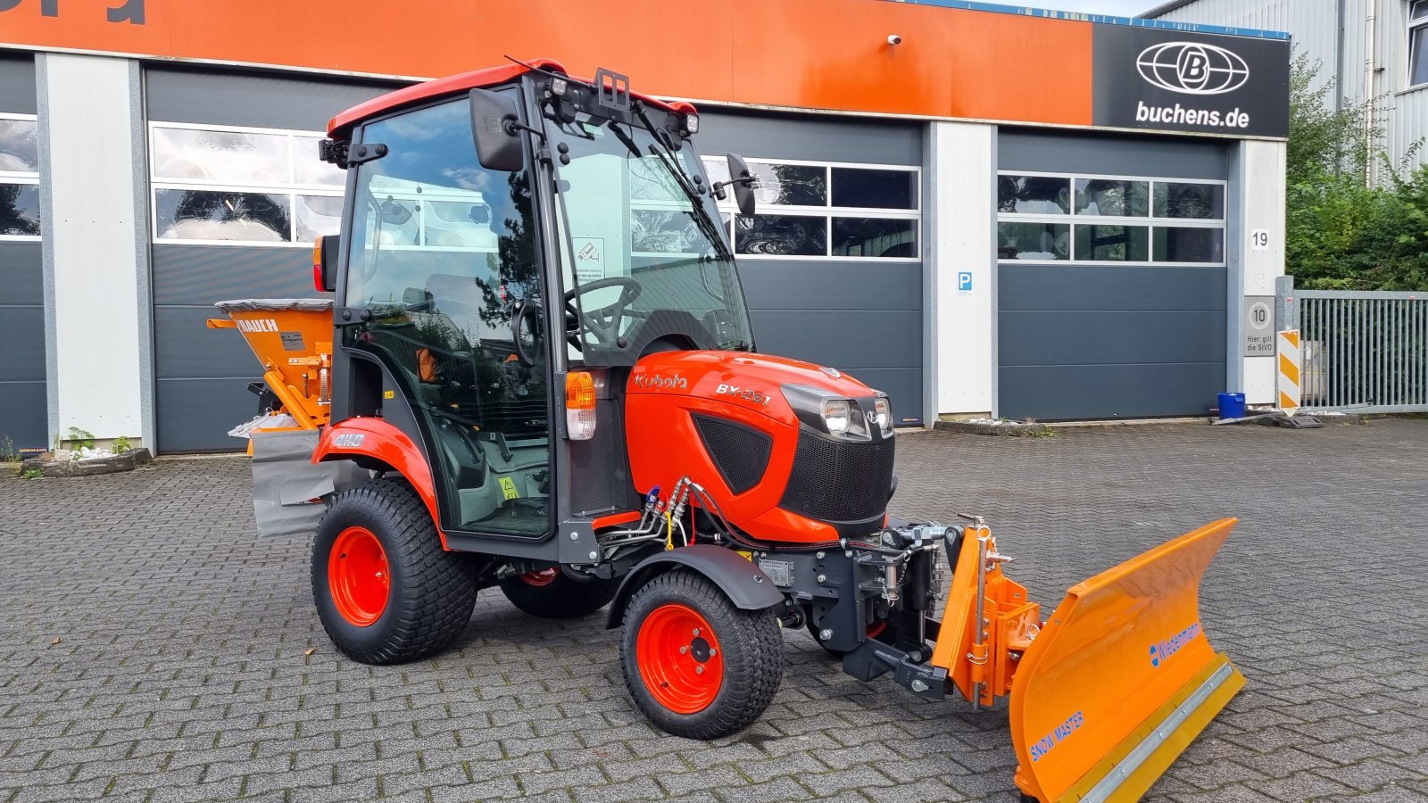 Kommunaltraktor van het type Kubota BX 261 Winterdienst, Neumaschine in Olpe (Foto 1)