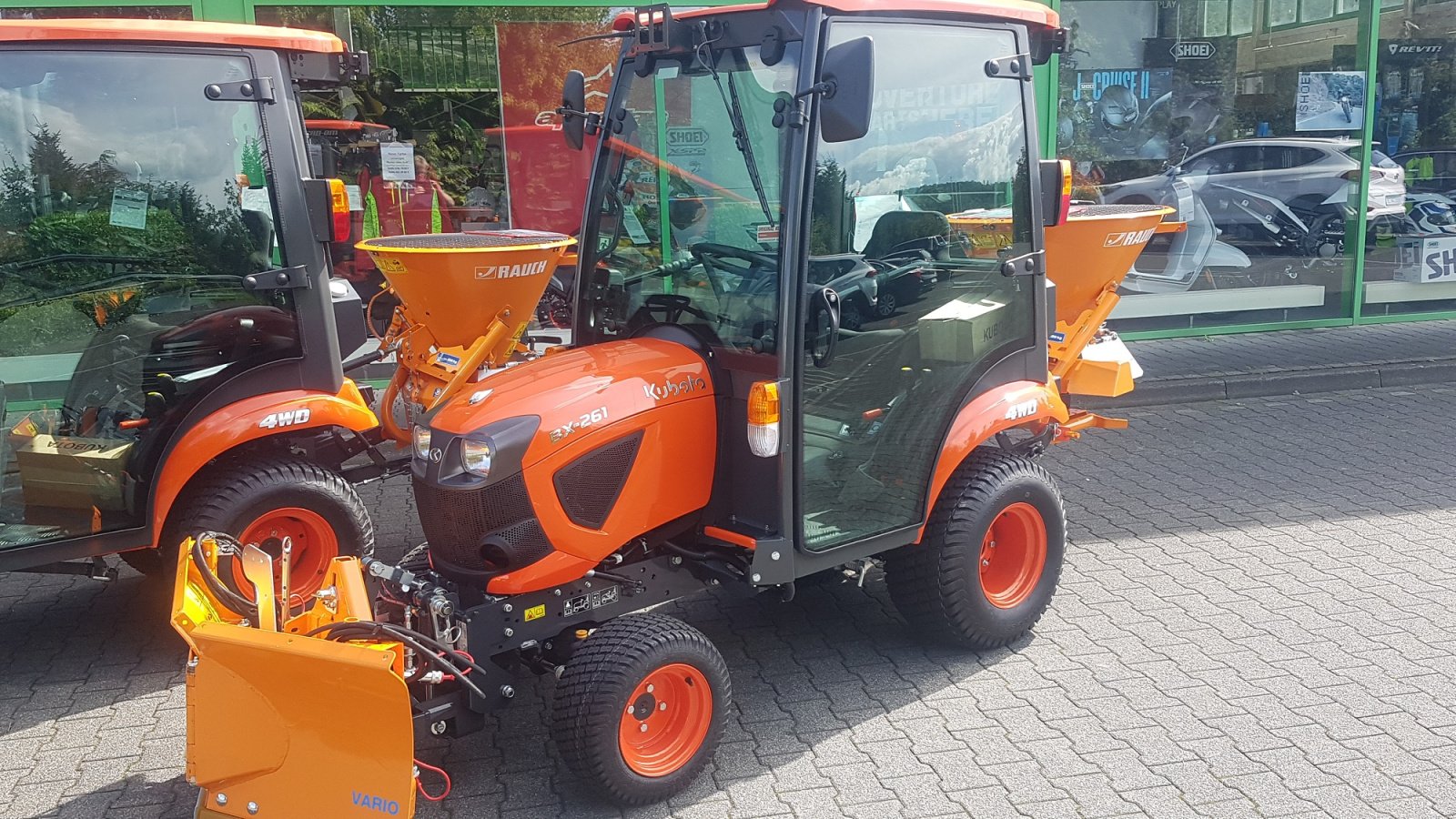 Kommunaltraktor van het type Kubota BX261 CAB ab 0,99%, Neumaschine in Olpe (Foto 2)