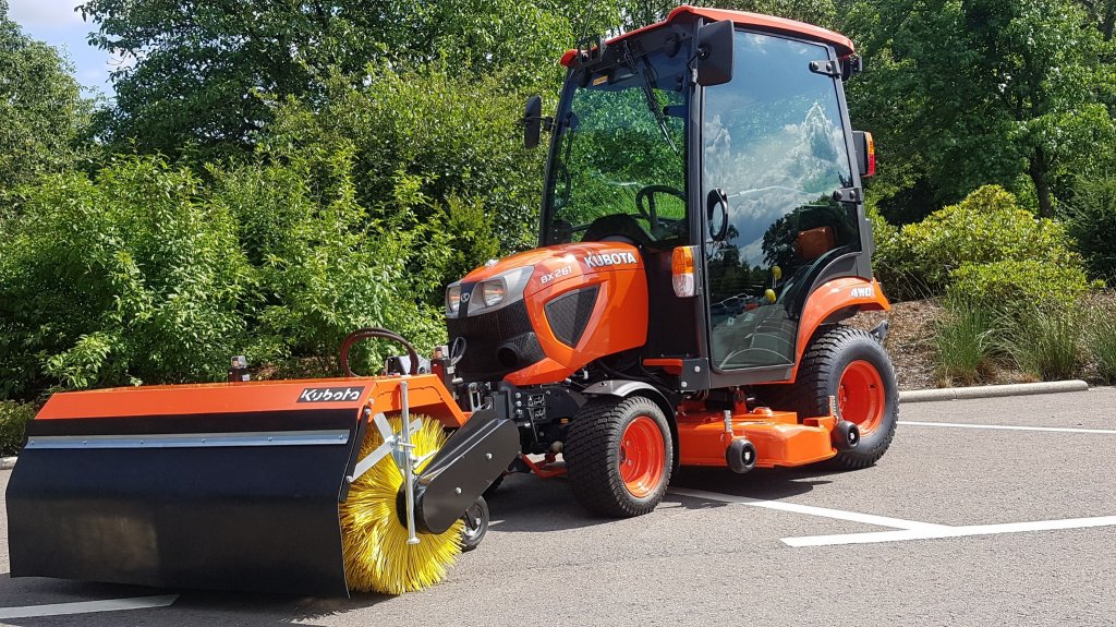 Kommunaltraktor of the type Kubota BX261 Winterdienstpaket ab 0,99%, Neumaschine in Olpe (Picture 5)