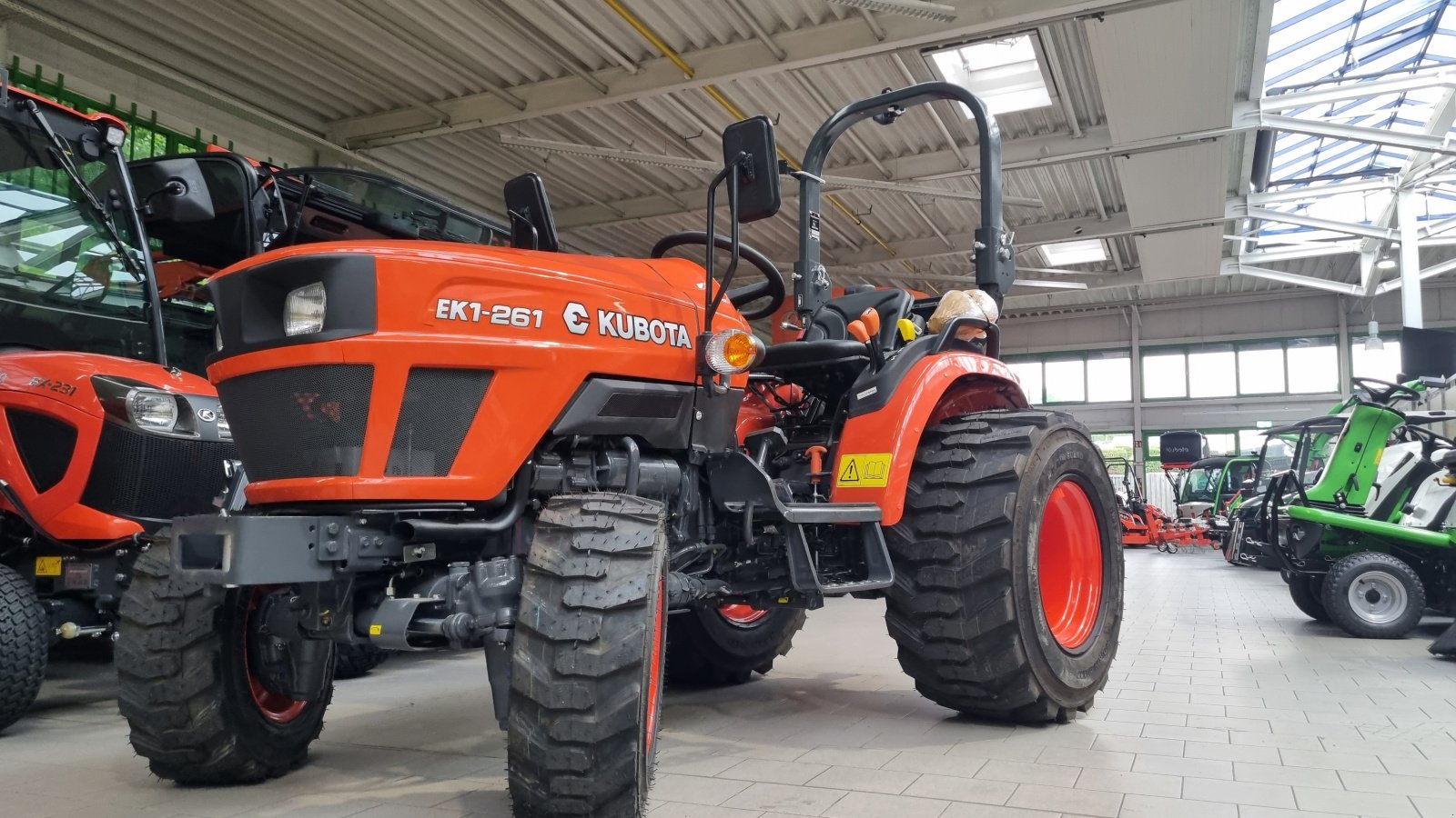 Kommunaltraktor des Typs Kubota EK1-261, Neumaschine in Olpe (Bild 1)