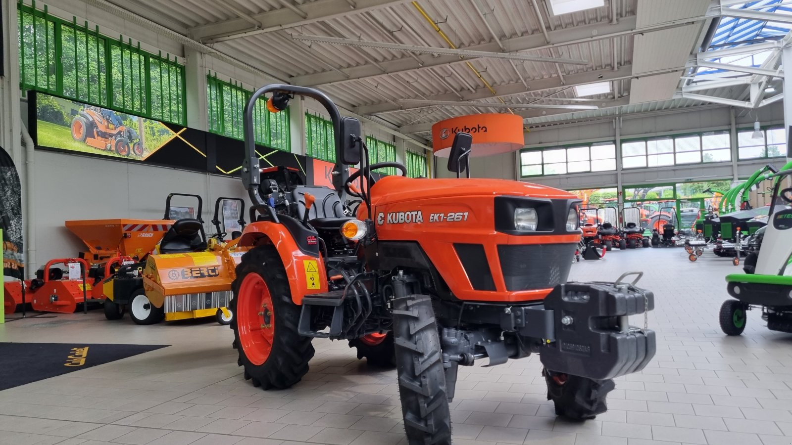 Kommunaltraktor van het type Kubota EK1-261, Neumaschine in Olpe (Foto 1)