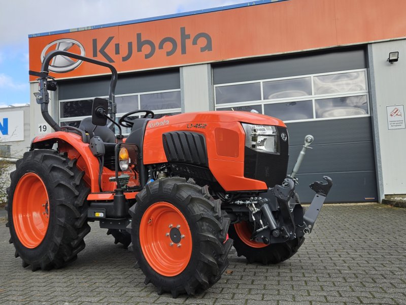 Kommunaltraktor of the type Kubota L 1-452 HST, Neumaschine in Olpe