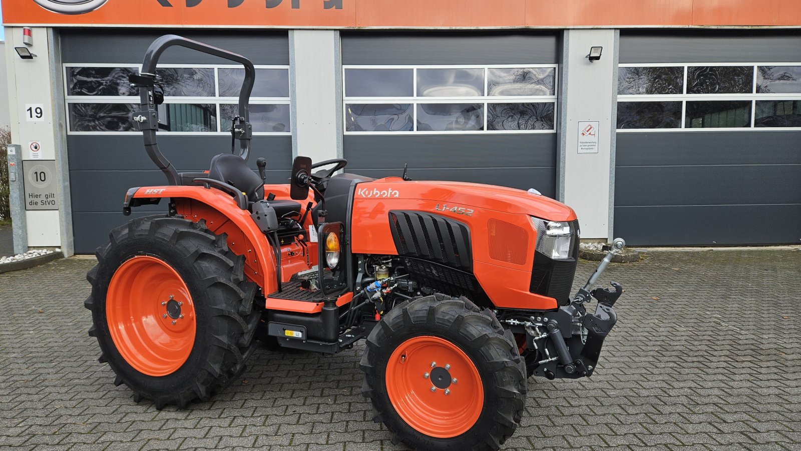 Kommunaltraktor of the type Kubota L 1-452 HST, Neumaschine in Olpe (Picture 3)