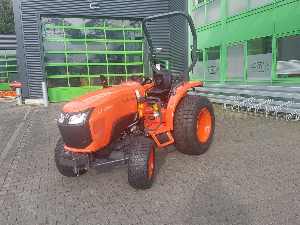 Kommunaltraktor typu Kubota L1-382 Galaxy Turf ab 0,99%, Neumaschine w Olpe (Zdjęcie 14)