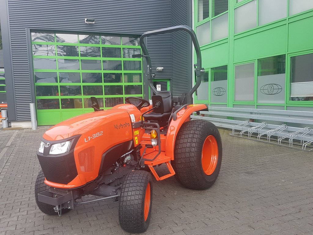 Kommunaltraktor du type Kubota L1-382 Galaxy Turf ab 0,99%, Neumaschine en Olpe (Photo 15)