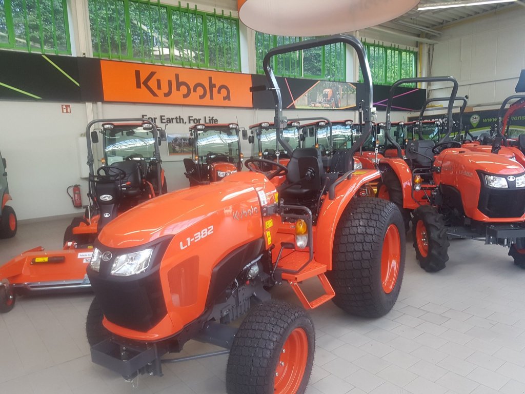 Kommunaltraktor des Typs Kubota L1-382 Galaxy Turf ab 0,99%, Neumaschine in Olpe (Bild 1)