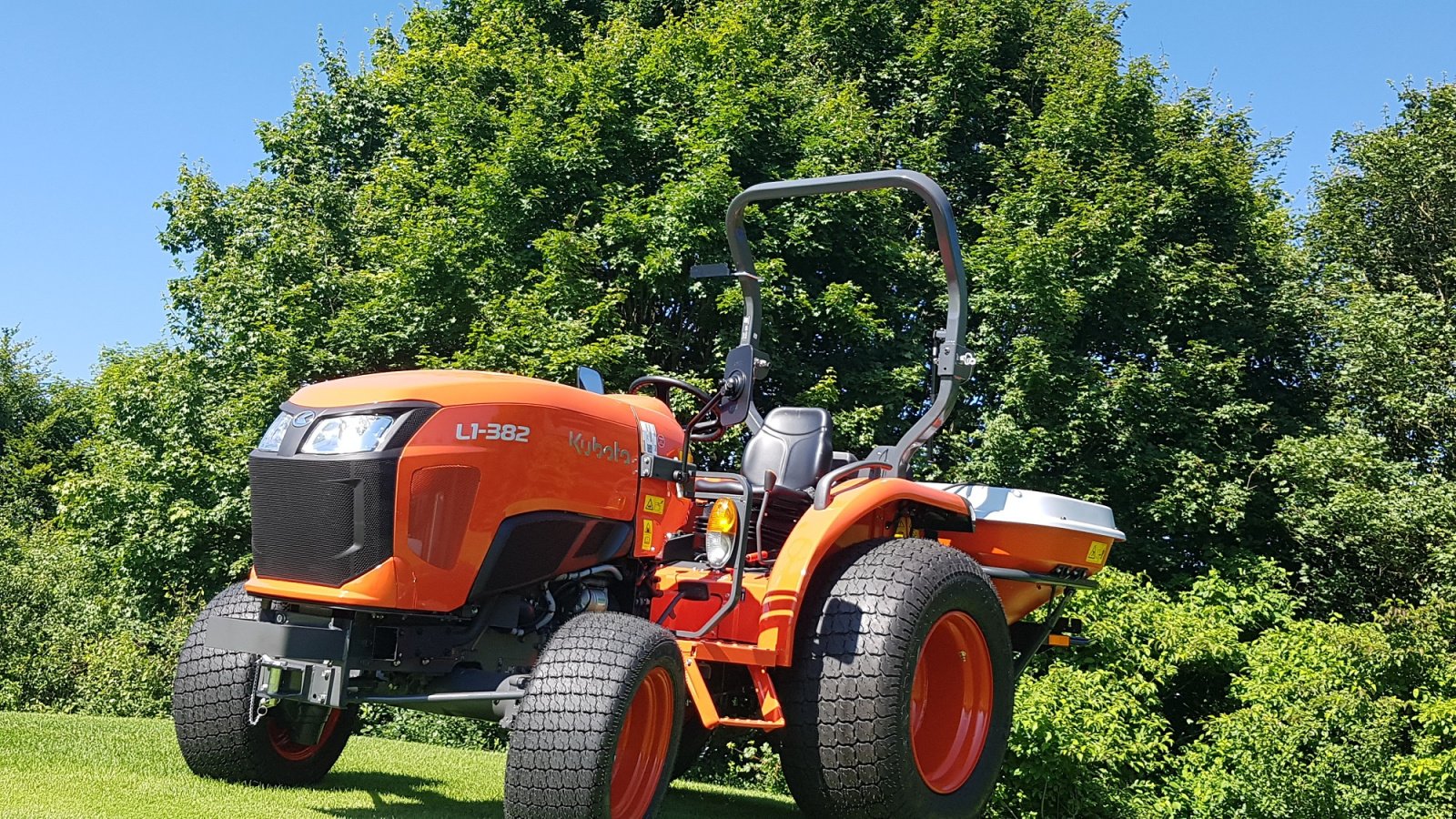 Kommunaltraktor du type Kubota L1-382 Galaxy Turf ab 0,99%, Neumaschine en Olpe (Photo 9)