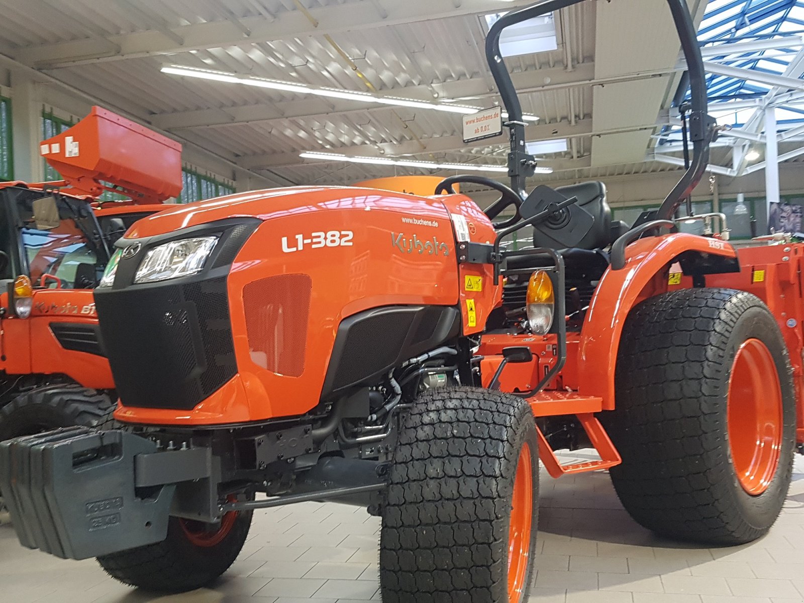 Kommunaltraktor of the type Kubota L1-382 Galaxy Turf ab 0,99%, Neumaschine in Olpe (Picture 3)