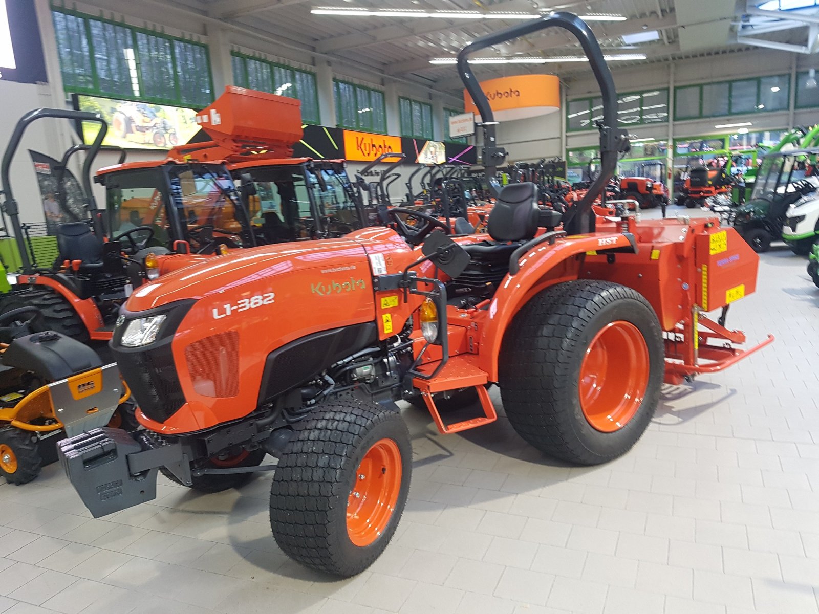 Kommunaltraktor tipa Kubota L1-382 Galaxy Turf ab 0,99%, Neumaschine u Olpe (Slika 10)