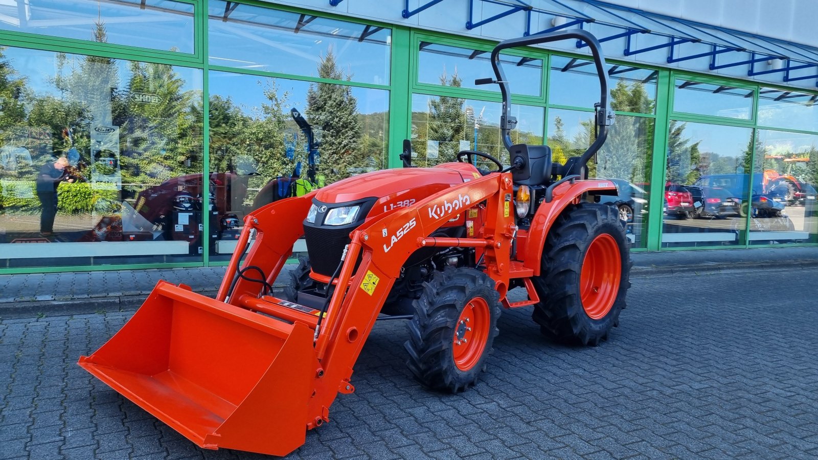 Kommunaltraktor del tipo Kubota L1-382 HST Frontlader, Neumaschine In Olpe (Immagine 5)