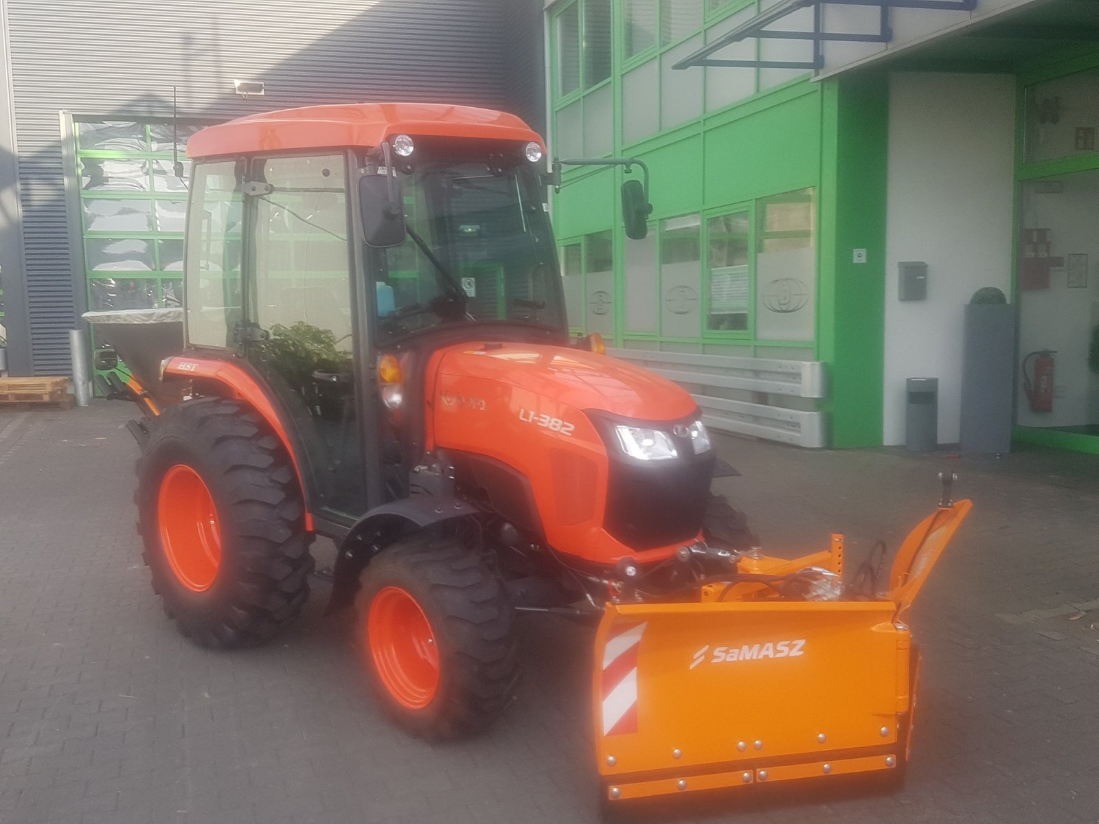 Kommunaltraktor van het type Kubota L1-382 Winterdienstpaket, Neumaschine in Olpe (Foto 7)