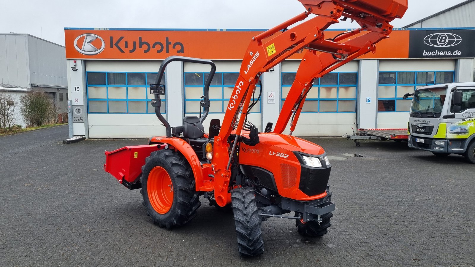 Kommunaltraktor типа Kubota L1-382H incl Frontlader ab 0,99%, Neumaschine в Olpe (Фотография 18)