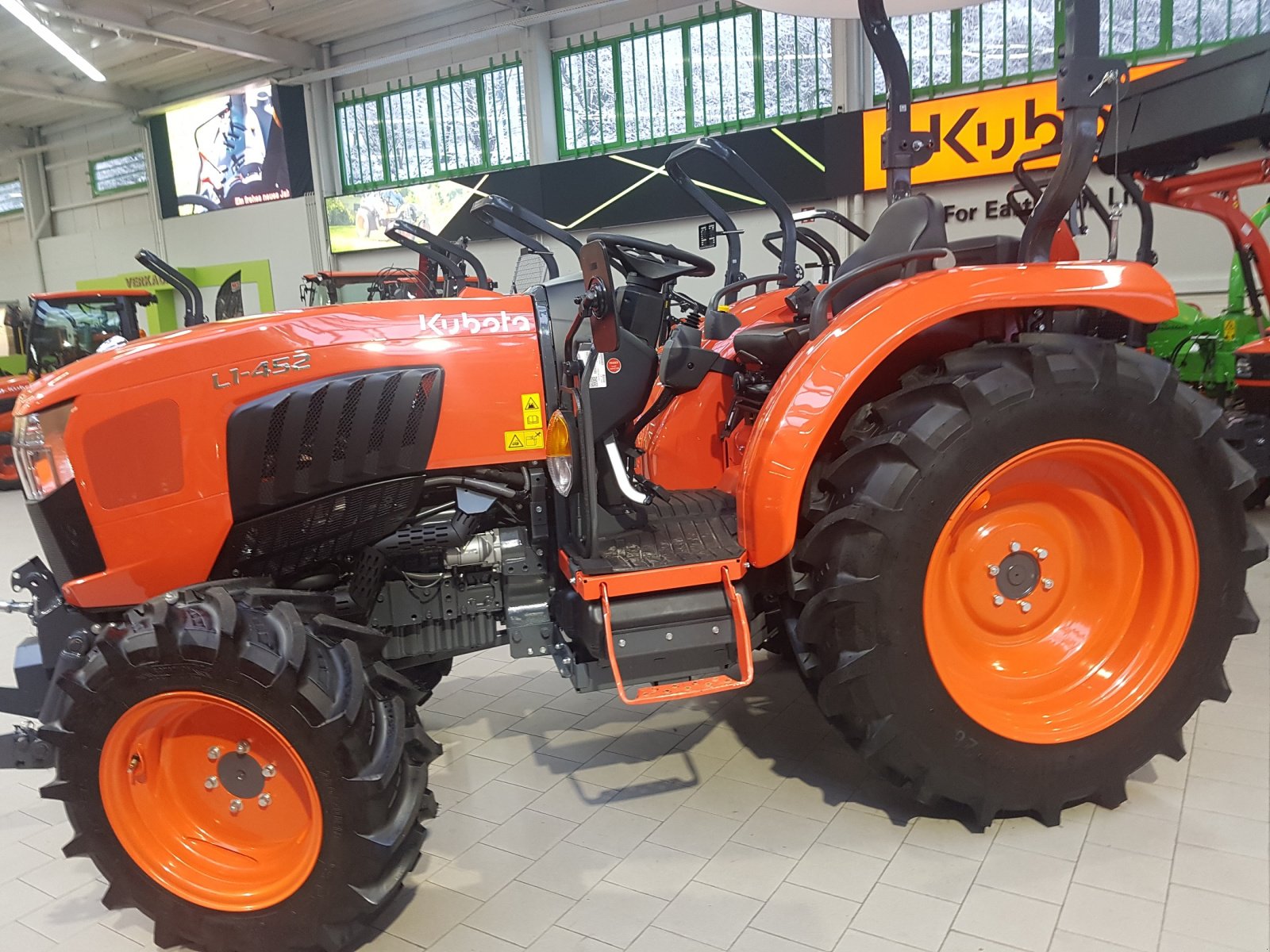 Kommunaltraktor van het type Kubota L1-452 Hydrostat ab 0,99% Finanzierung, Neumaschine in Olpe (Foto 14)