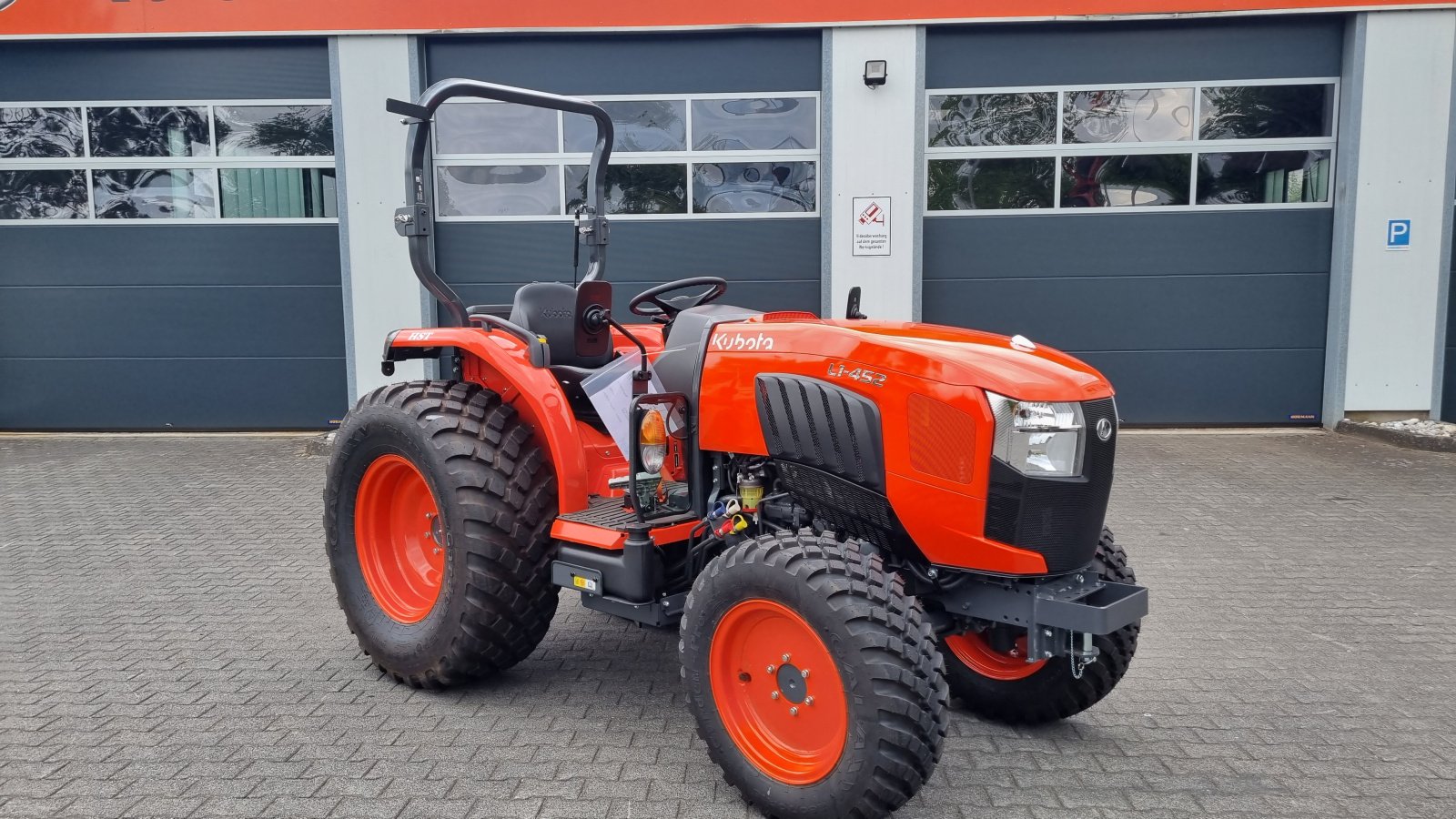 Kommunaltraktor van het type Kubota L1-452 Hydrostat ab 0,99% Finanzierung, Neumaschine in Olpe (Foto 8)