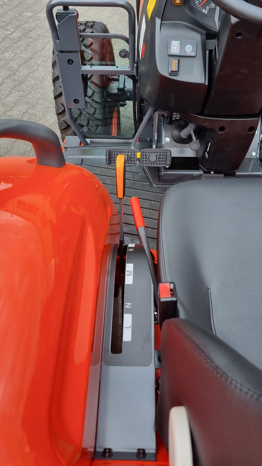 Kommunaltraktor van het type Kubota L1-452 Hydrostat ab 0,99% Finanzierung, Neumaschine in Olpe (Foto 12)