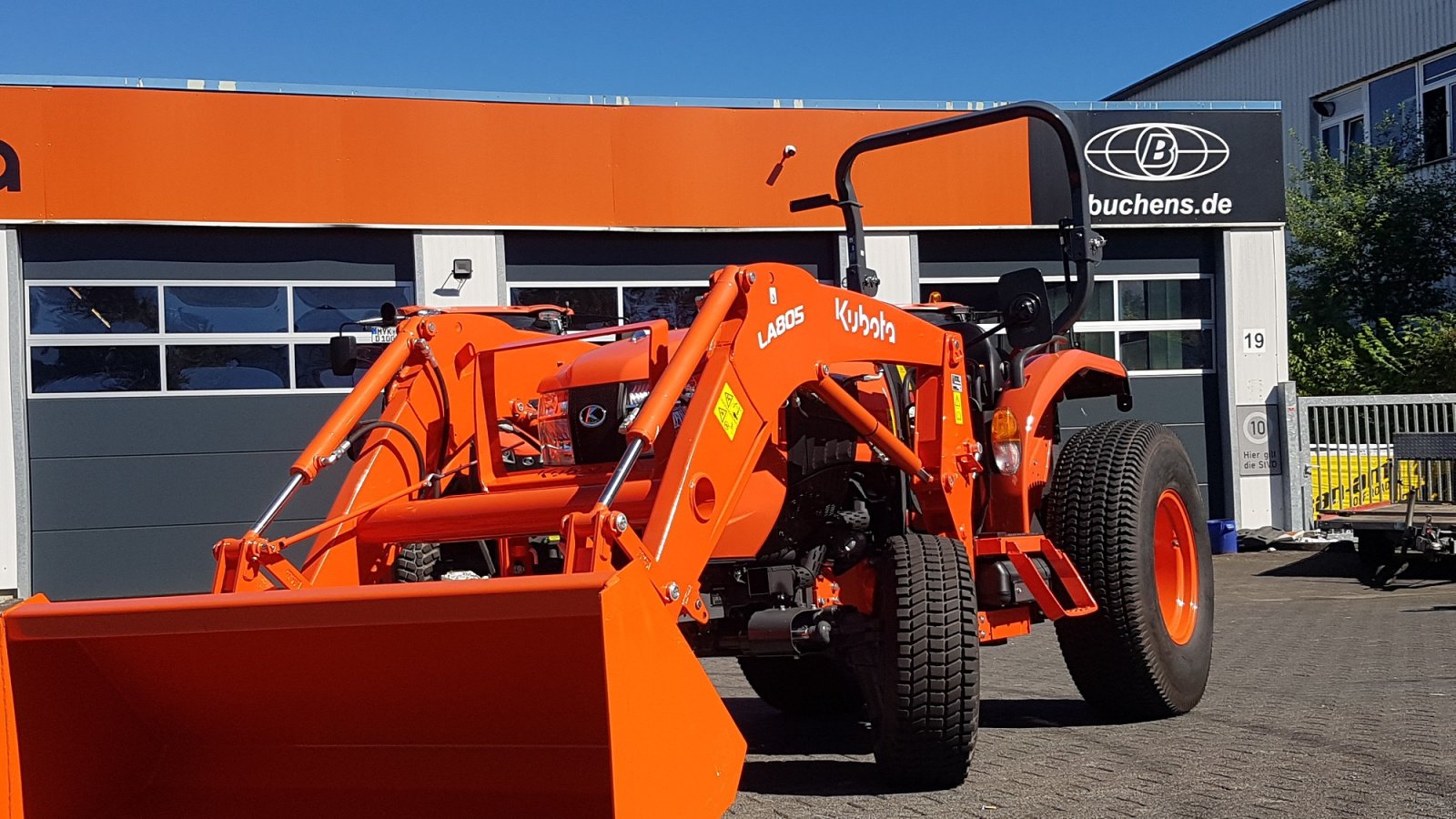 Kommunaltraktor of the type Kubota L1-452 incl Frontlader ab 0,99% Finanzierung, Neumaschine in Olpe (Picture 3)