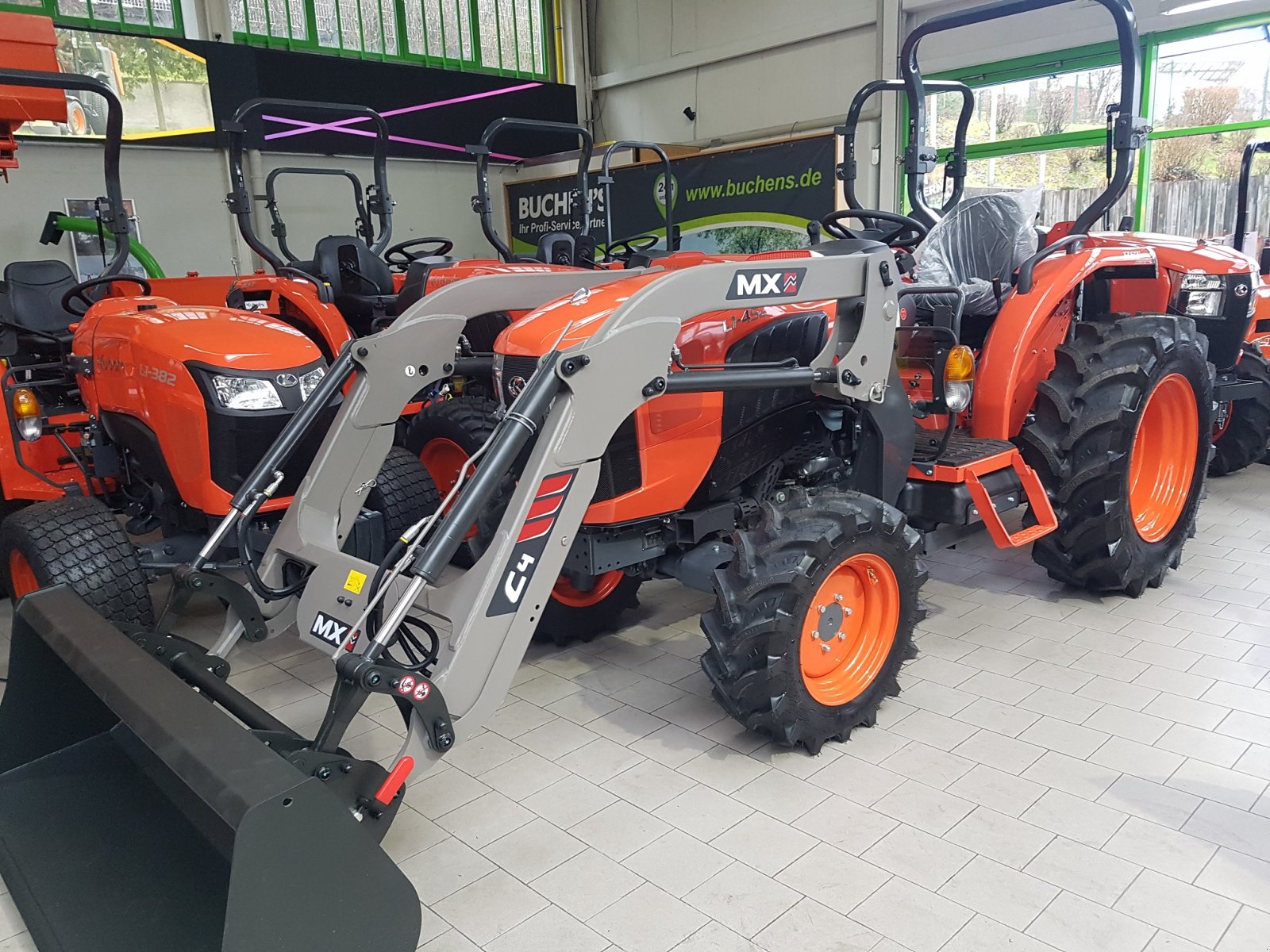 Kommunaltraktor des Typs Kubota L1-452 incl Frontlader ab 0,99% Finanzierung, Neumaschine in Olpe (Bild 8)