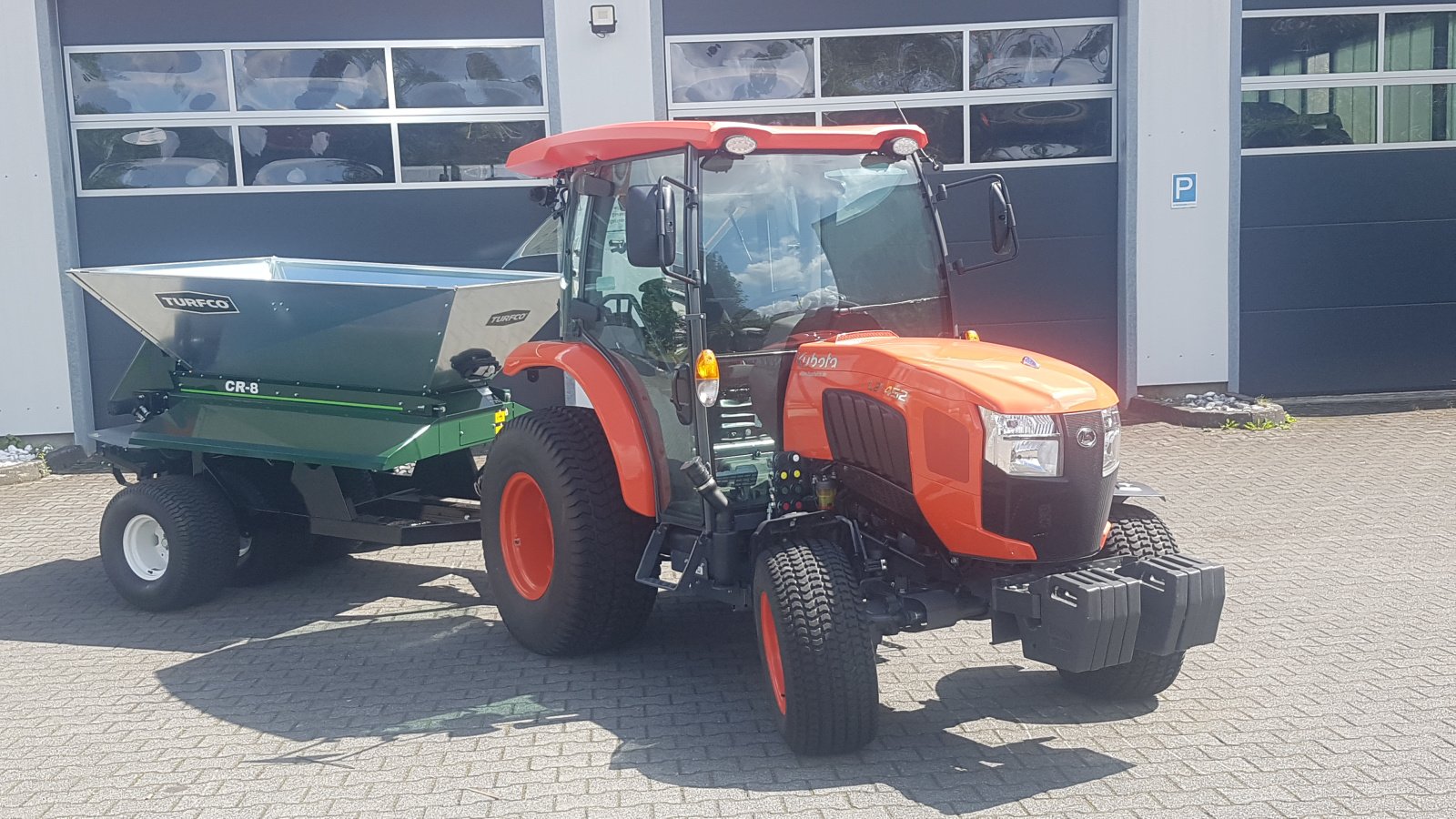 Kommunaltraktor van het type Kubota L2-452 H CAB ab 0,99%, Neumaschine in Olpe (Foto 7)