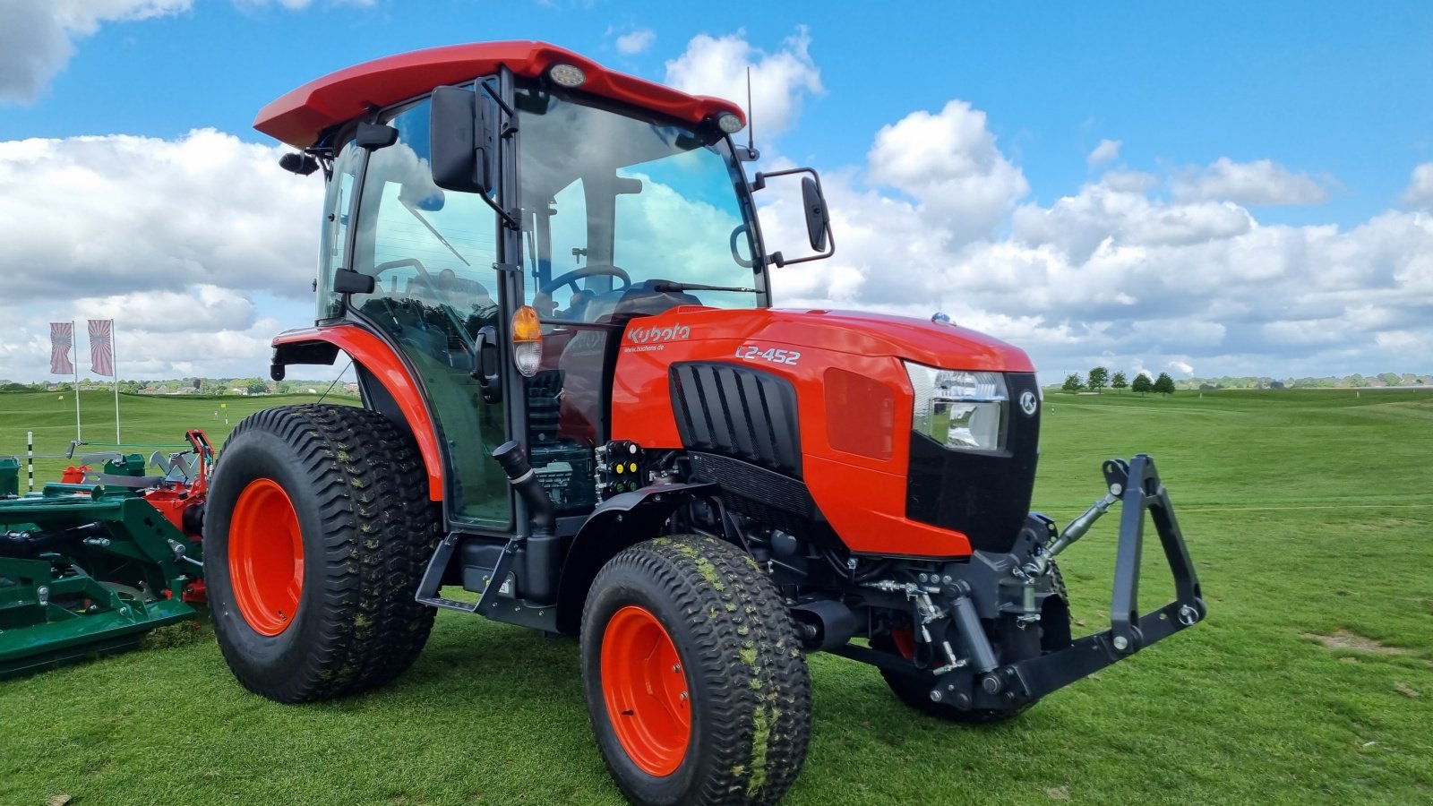 Kommunaltraktor of the type Kubota L2-452 H CAB ab 0,99%, Neumaschine in Olpe (Picture 1)