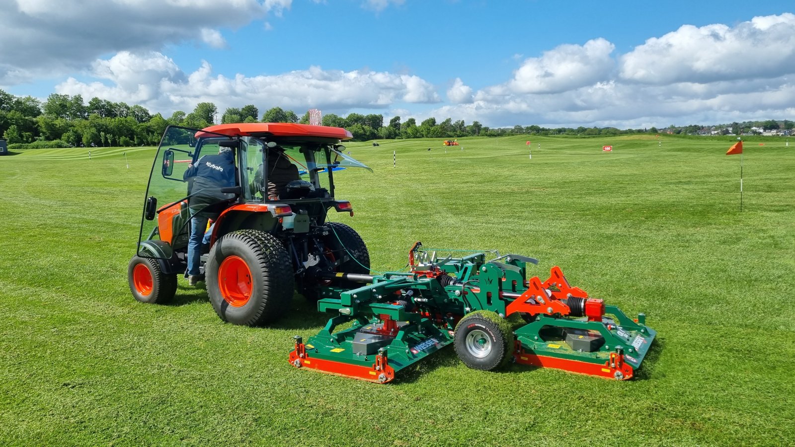 Kommunaltraktor van het type Kubota L2-452 H CAB ab 0,99%, Neumaschine in Olpe (Foto 8)