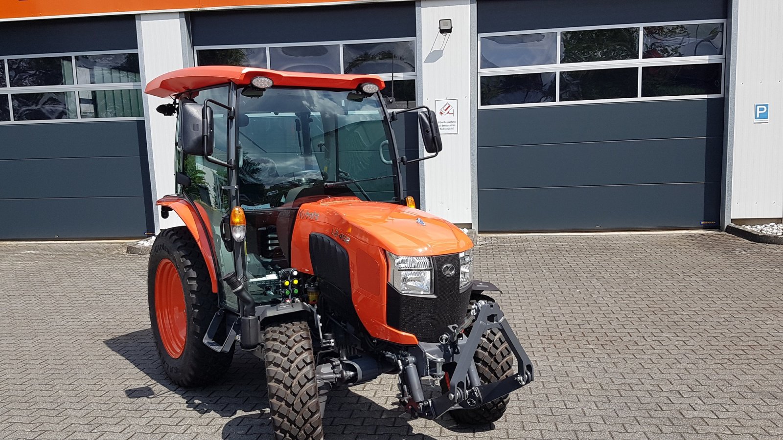 Kommunaltraktor van het type Kubota L2-452 H CAB ab 0,99%, Neumaschine in Olpe (Foto 2)