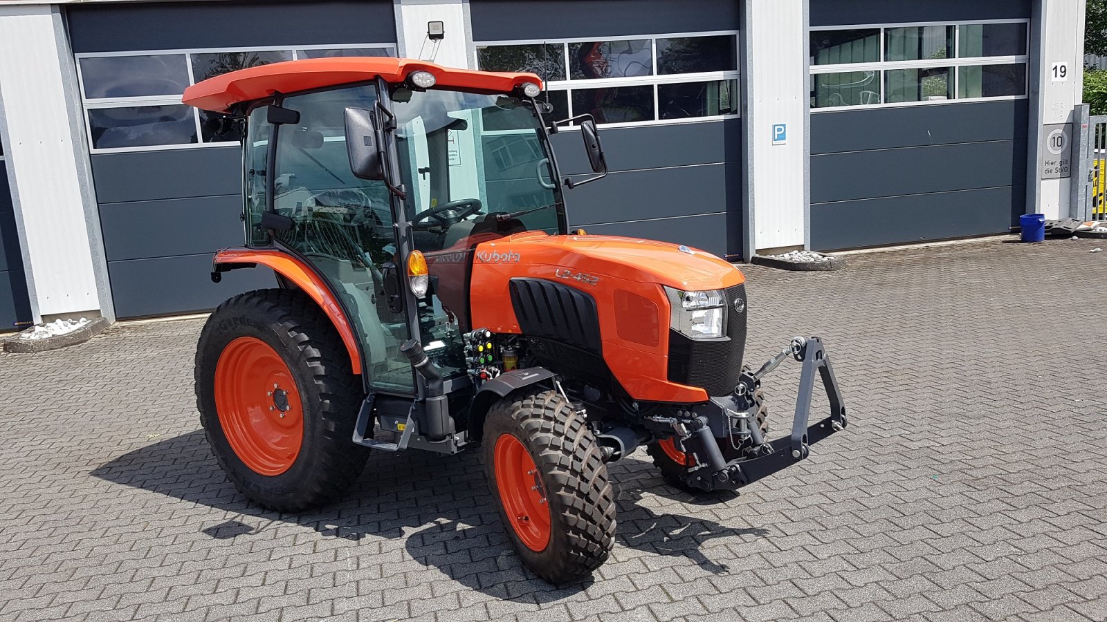 Kommunaltraktor van het type Kubota L2-452 H CAB ab 0,99%, Neumaschine in Olpe (Foto 4)