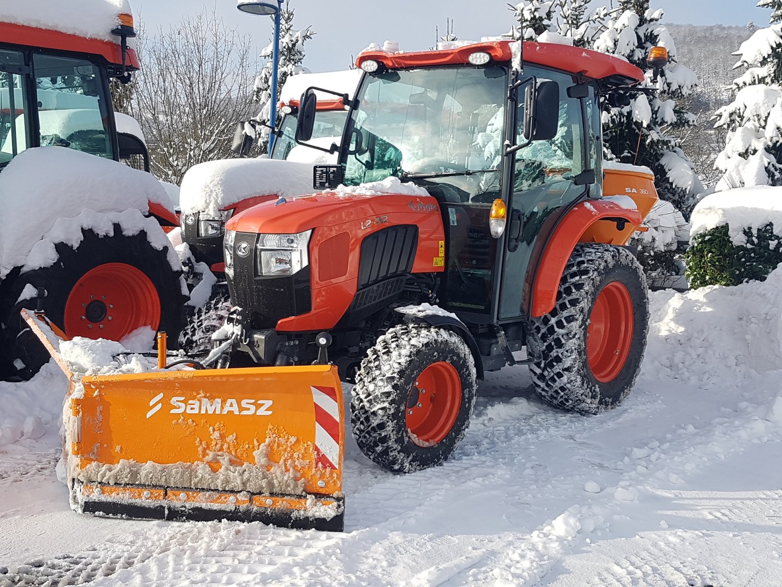 Kommunaltraktor van het type Kubota L2-452H CAB Winterdienstpaket, Neumaschine in Olpe (Foto 3)