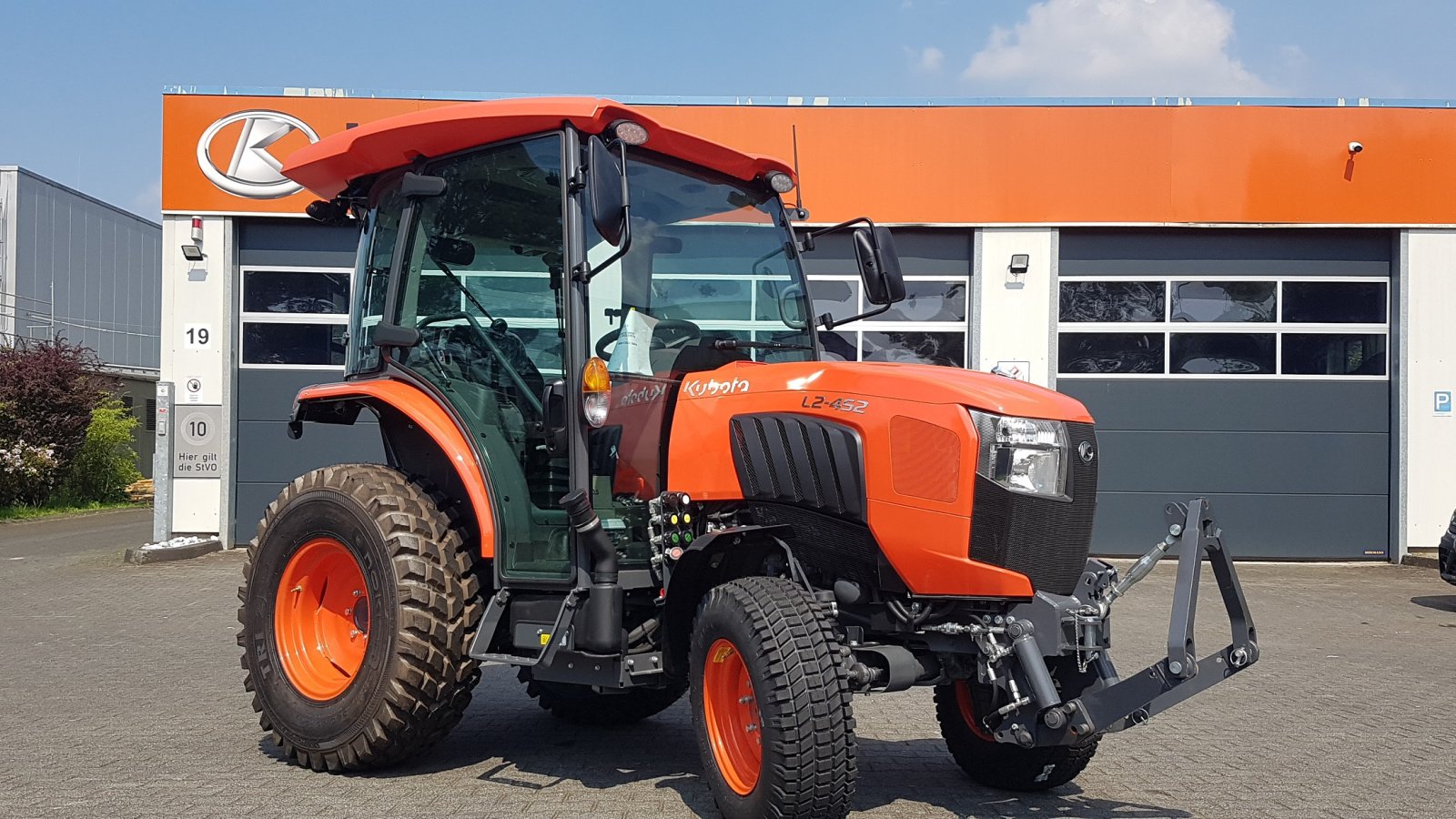 Kommunaltraktor of the type Kubota L2-452H CAB, Neumaschine in Olpe (Picture 1)