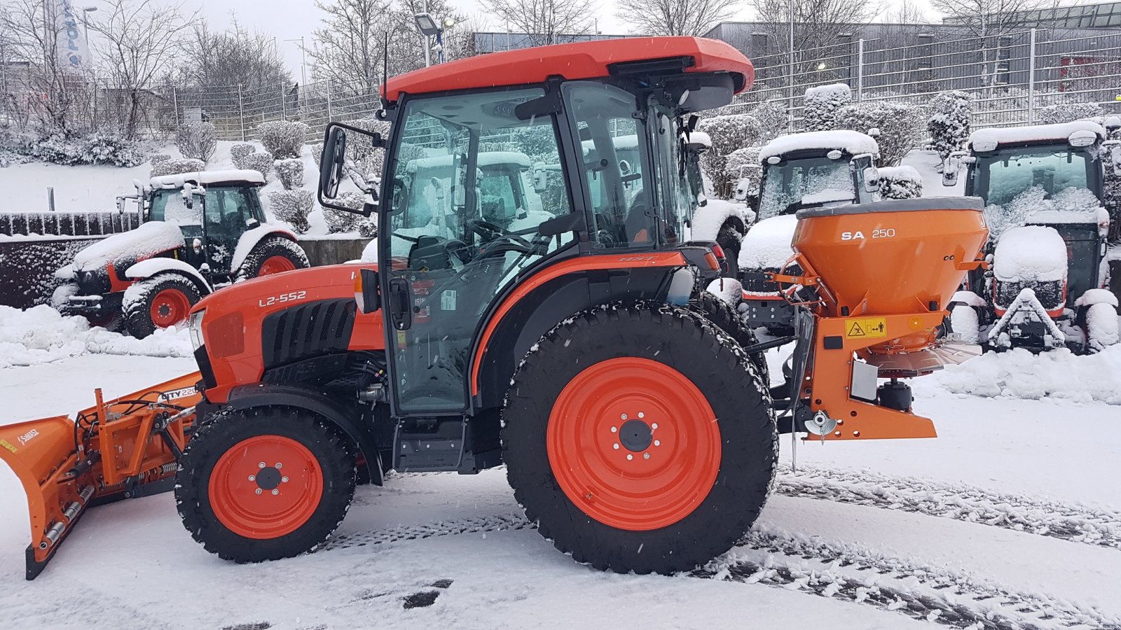 Kommunaltraktor van het type Kubota L2-552 H CAB Winterdienstpaket, Neumaschine in Olpe (Foto 4)