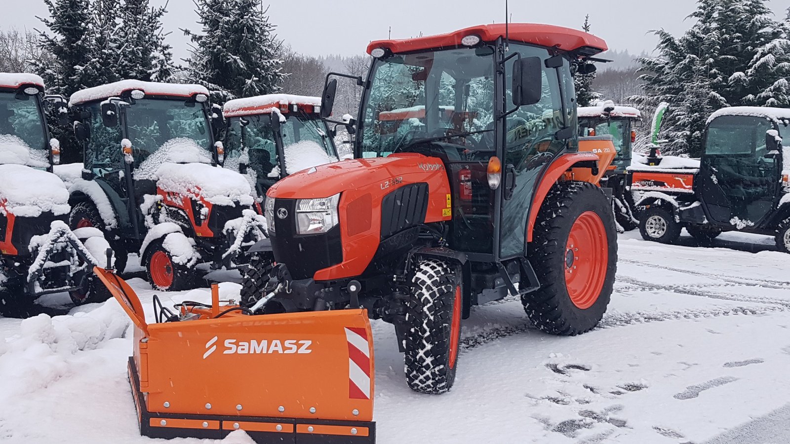 Kommunaltraktor of the type Kubota L2-552 H CAB Winterdienstpaket, Neumaschine in Olpe (Picture 1)