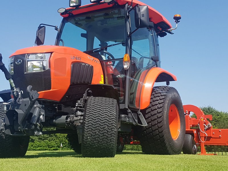 Kommunaltraktor of the type Kubota L2-622 H CAB, Neumaschine in Olpe