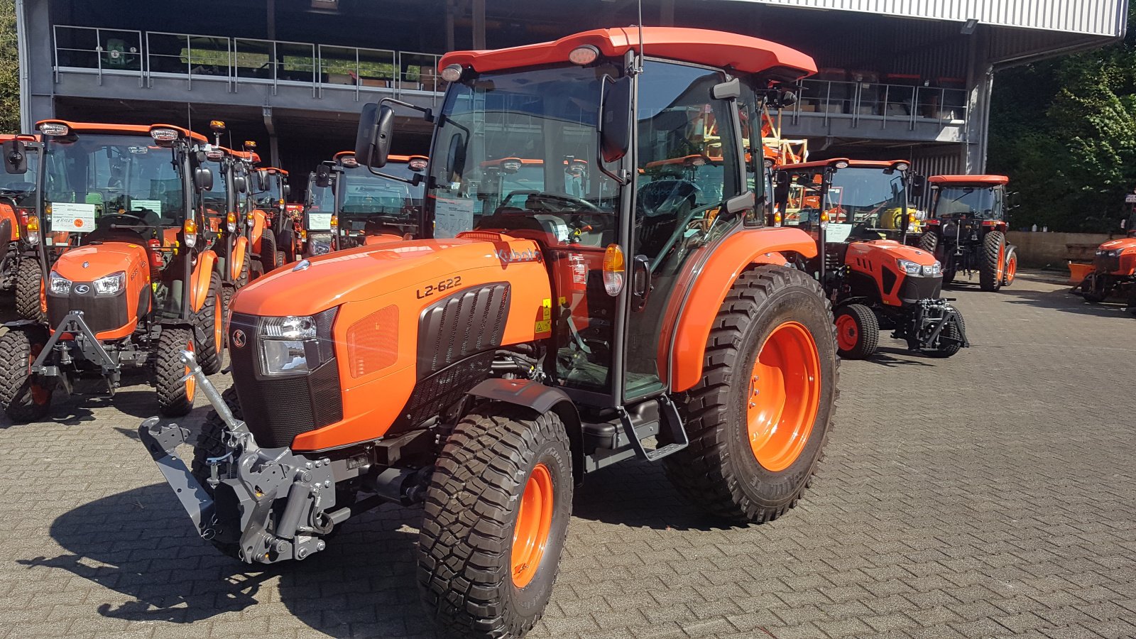 Kommunaltraktor of the type Kubota L2-622 H CAB, Neumaschine in Olpe (Picture 1)