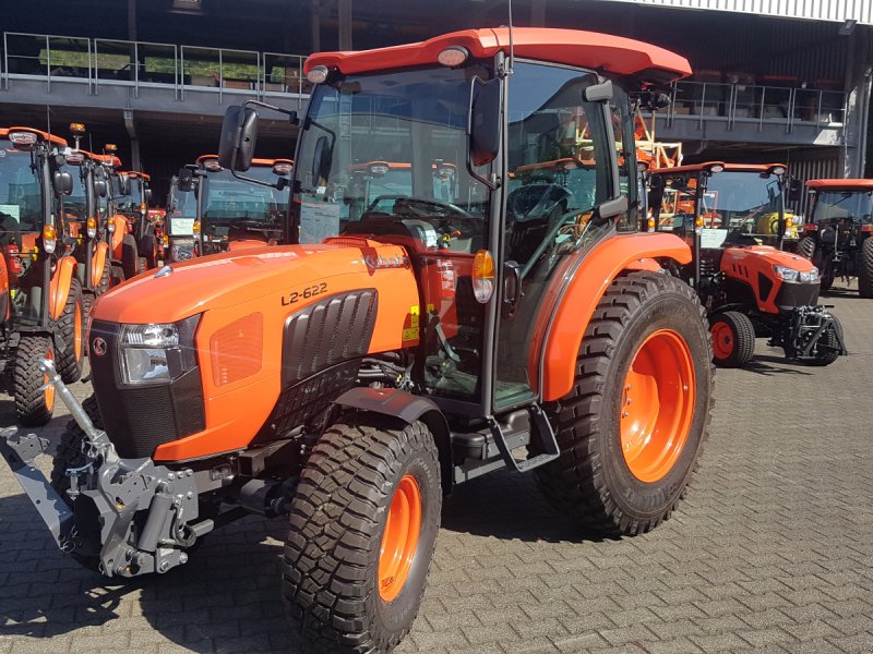 Kommunaltraktor of the type Kubota L2-622 H CAB, Neumaschine in Olpe