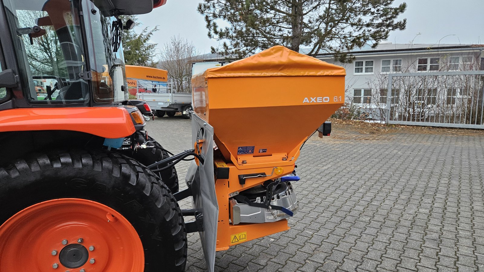 Kommunaltraktor des Typs Kubota L2-622 Winterdienst, Neumaschine in Olpe (Bild 4)