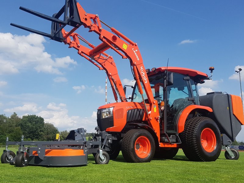 Kommunaltraktor of the type Kubota L2-622H CAB, Neumaschine in Olpe