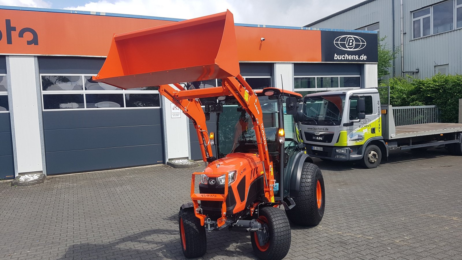 Kommunaltraktor van het type Kubota LX351 CAB ab 0,99%, Neumaschine in Olpe (Foto 5)