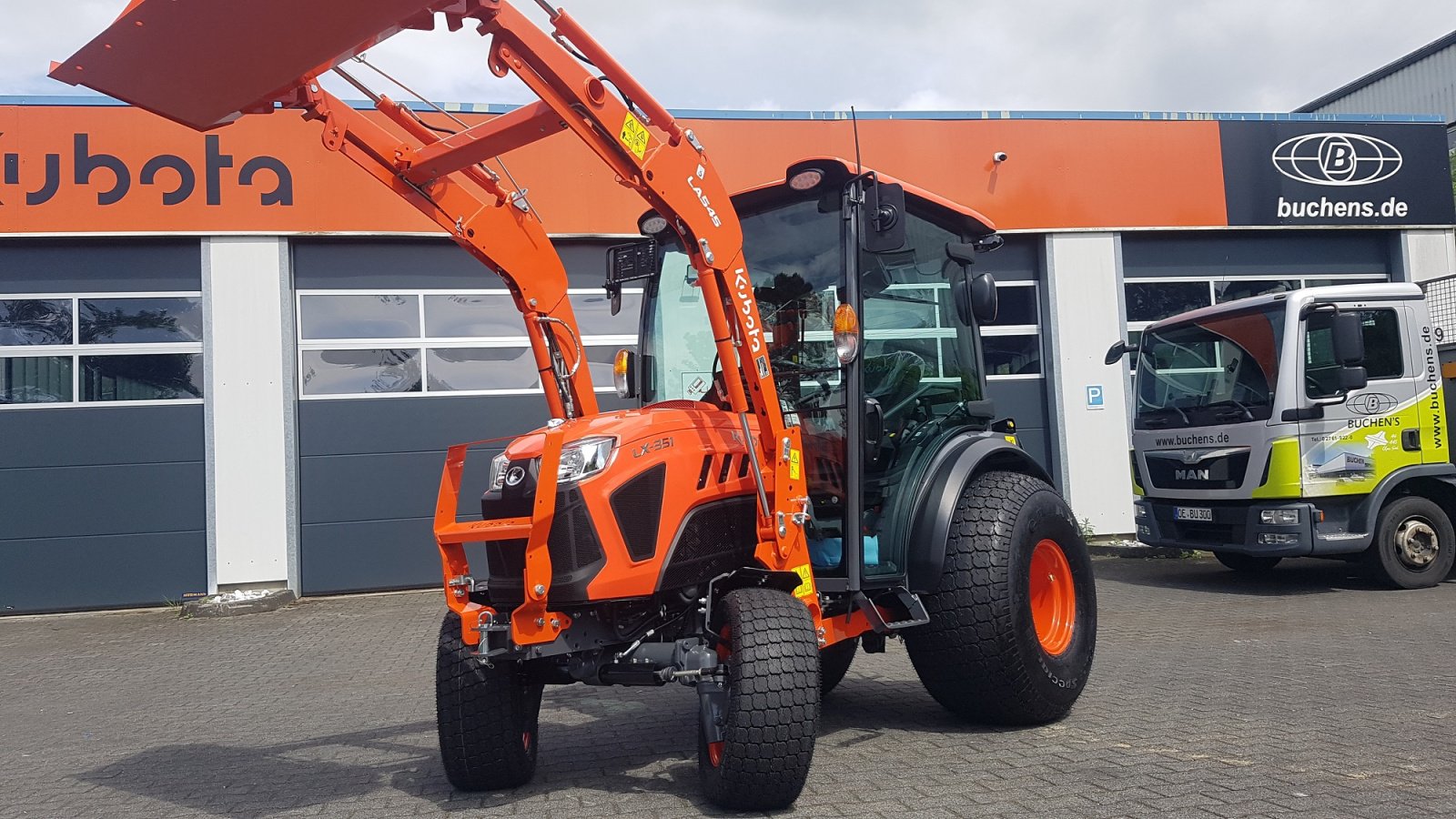 Kommunaltraktor van het type Kubota LX351 CAB ab 0,99%, Neumaschine in Olpe (Foto 11)